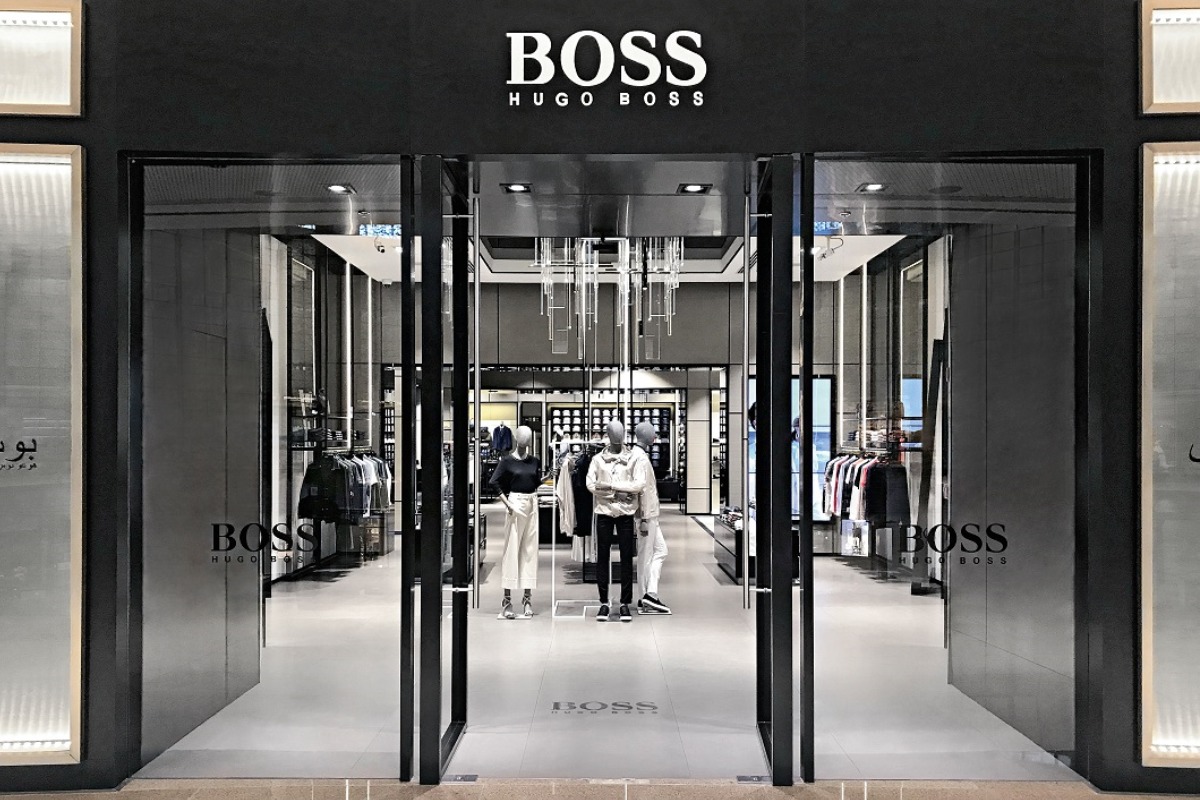 Дизайнер одежды босс 4 буквы. Восс бренд Хуго босс. Хьюго босс компания. Hugo Boss Boutique. Boss Hugo Boss одежда.