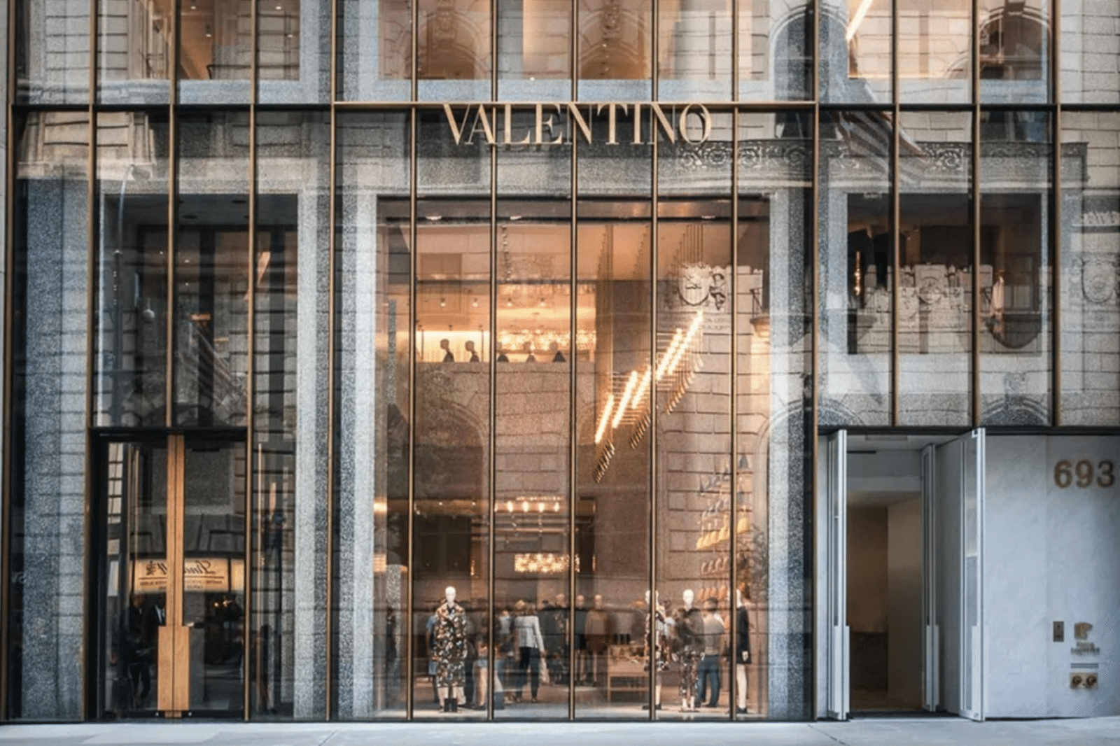 Valentino sues the owner of his flagship store on Fifth Avenue in York City, claiming that the famous avenue is losing "prestige" in the post-Covid-19 Luxus Plus