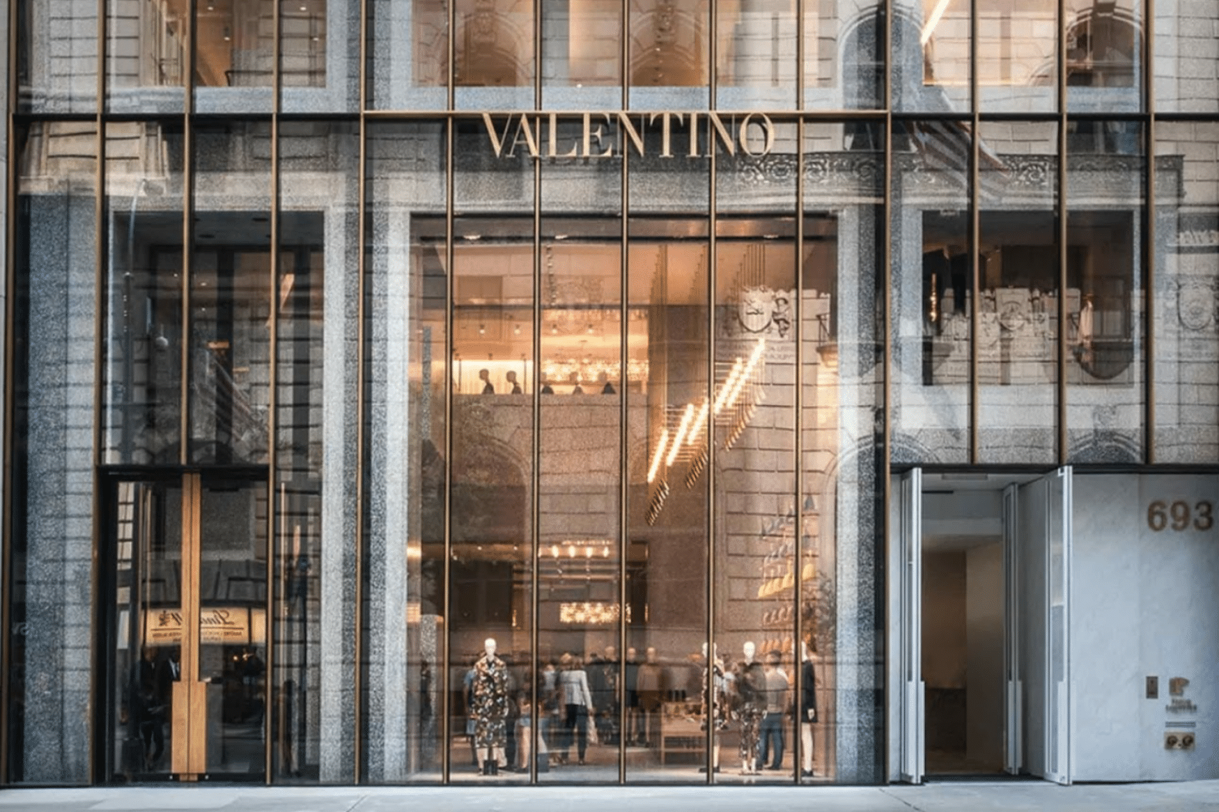 dæk Spektakulær Inspicere Valentino sues the owner of his flagship store on Fifth Avenue in New York  City, claiming that the famous avenue is losing "prestige" in the  post-Covid-19 era - Luxus Plus