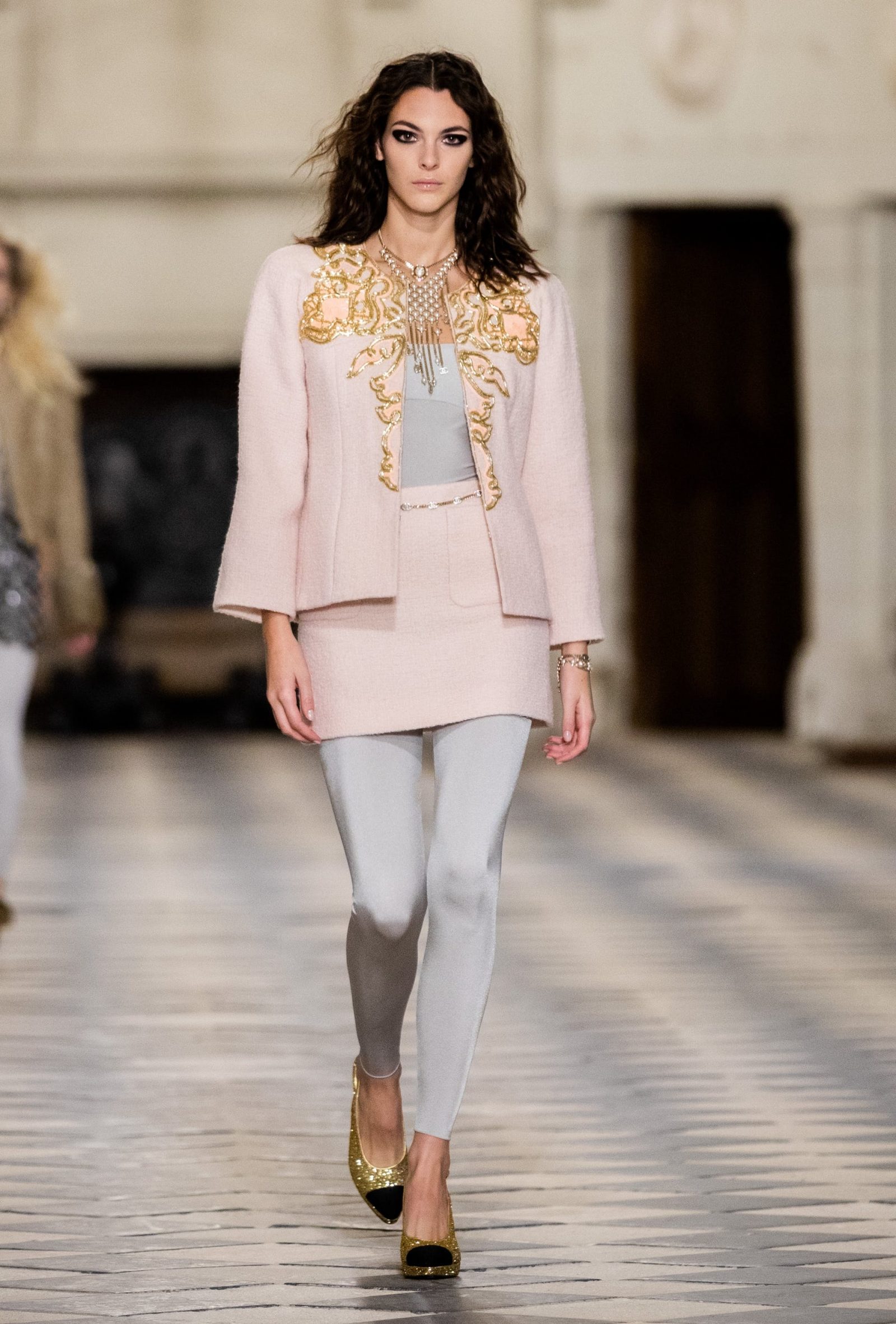 Virginie Viard brings the CHANEL Métiers d'art 2020/21 collection to the  Château de Chenonceau - Luxus Plus