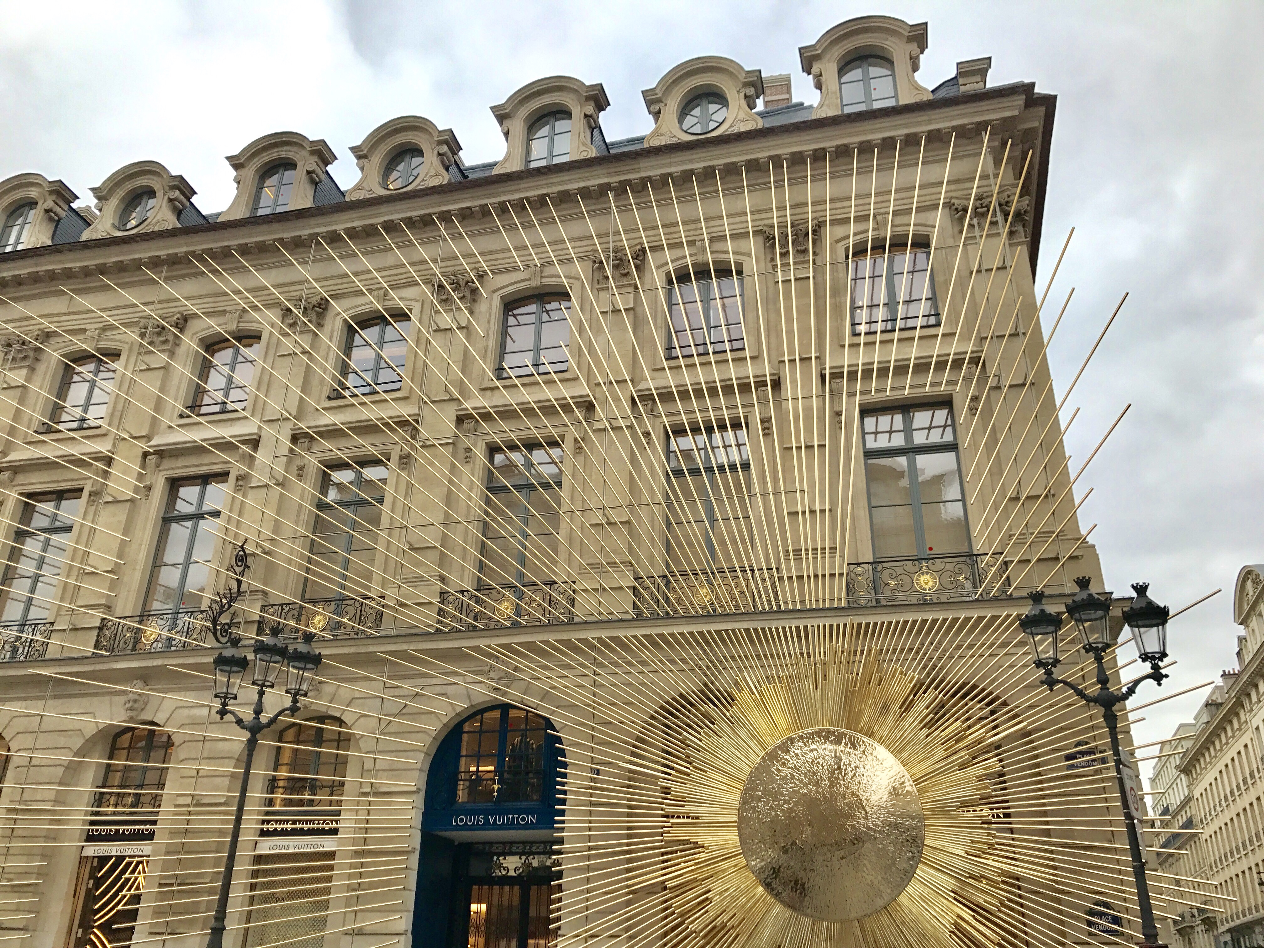 Une boutiqueatelier Louis Vuitton sur la Place Vendôme  LExpress