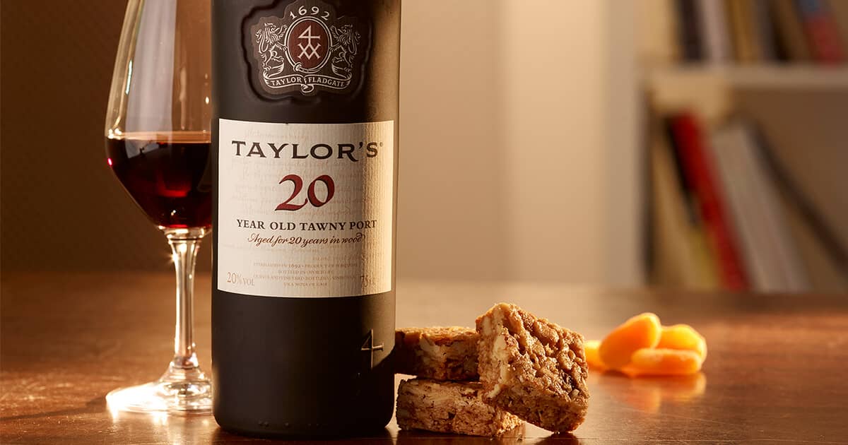 Чем закусывать портвейн. Taylor Port Wine. Вино ликер Монтейро портвейн Уайт. Taylors 10 Porto. Offley old Tawny Port 10.