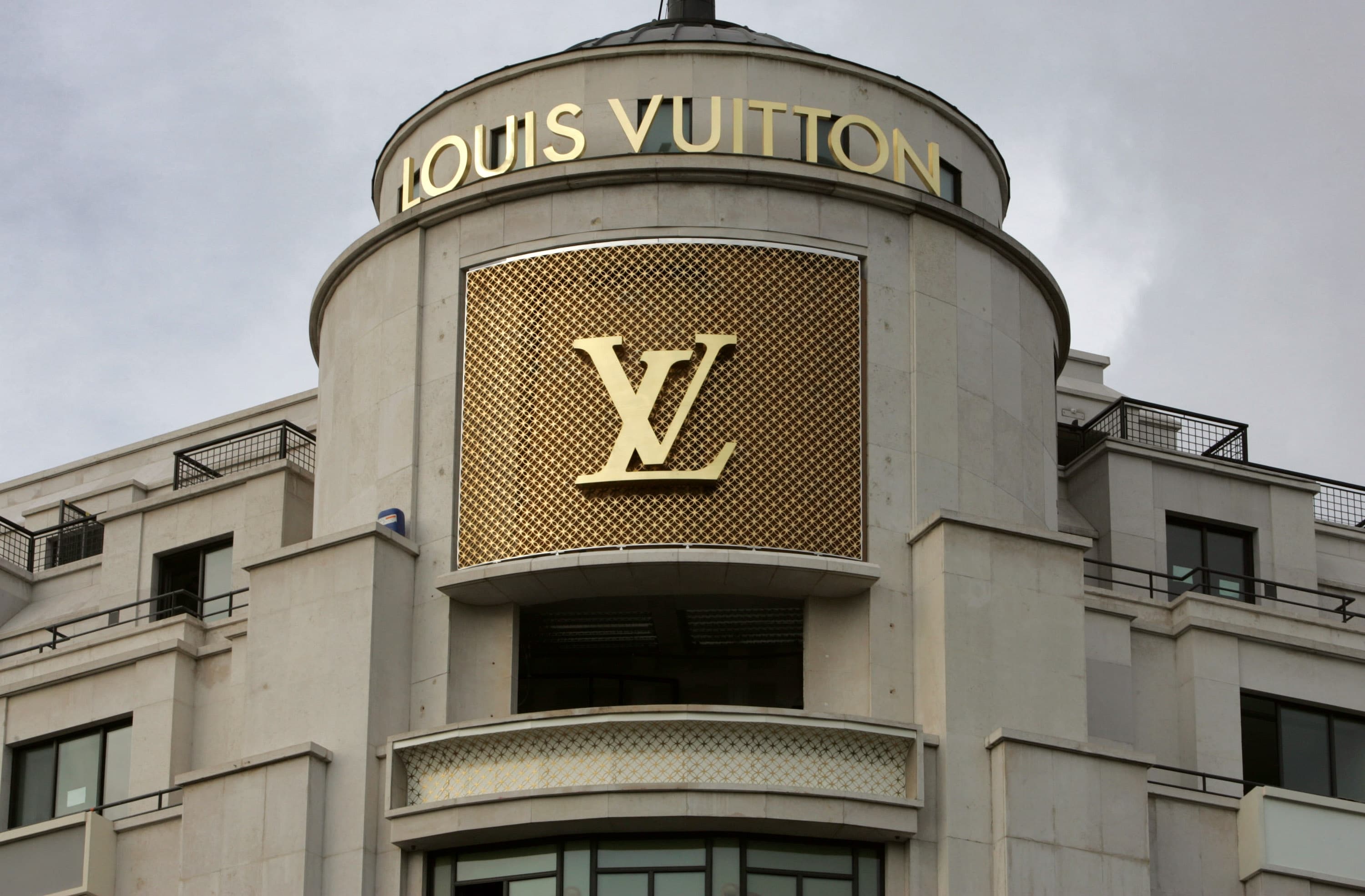 LVMH investit massivement dans l'immobilier parisien pour installer ses  boutiques 
