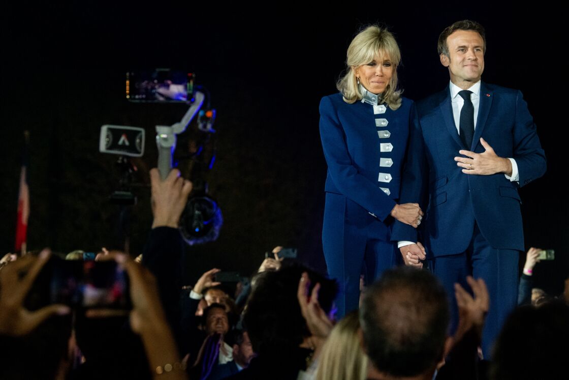 PHOTOS – Brigitte Macron : pantalon très slim, blazer blanc et écharpe  Louis Vuitton pour sa visite à Sciences Po - Gala