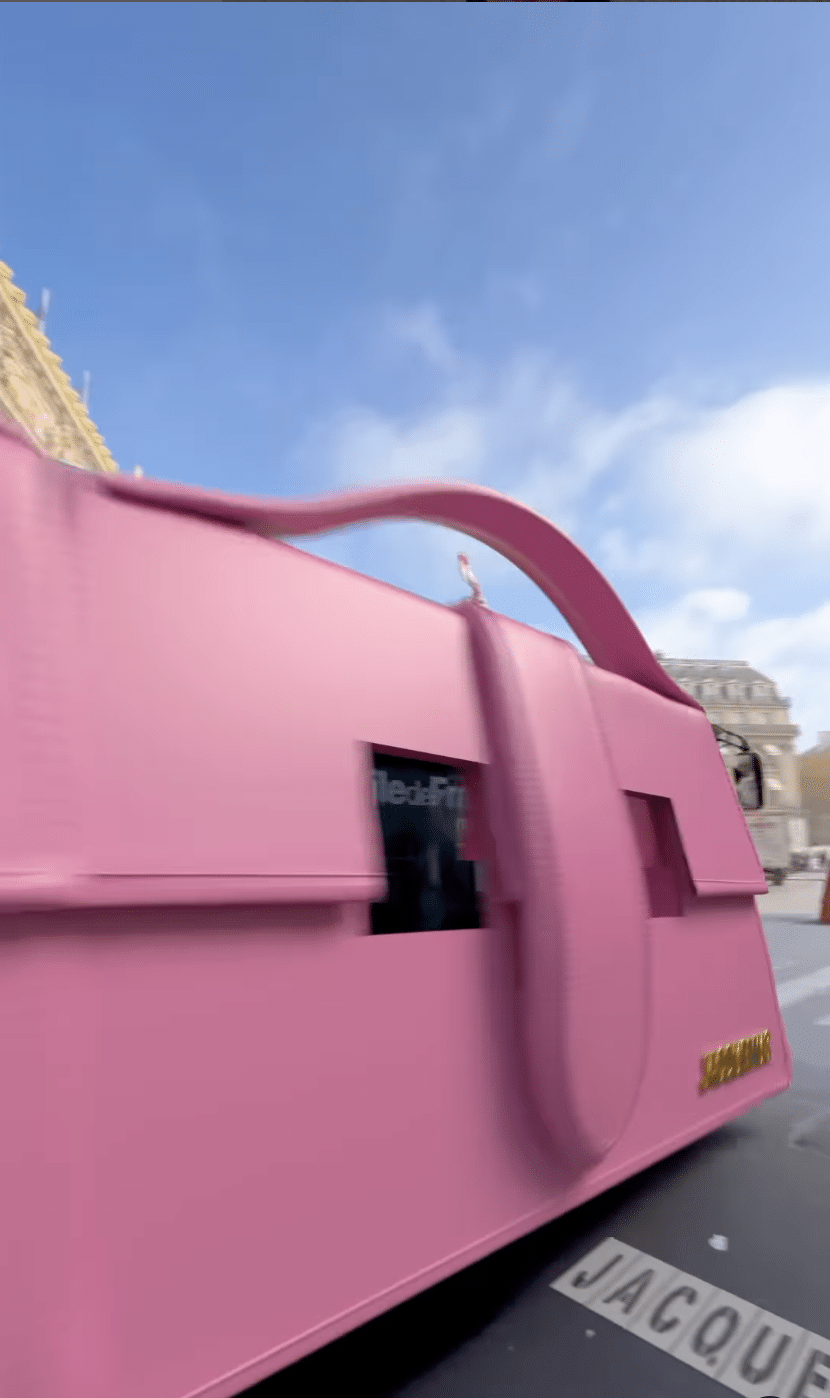 [Luxus+ Magazine] The giant Jacquemus bags that cross Paris: dream or ...