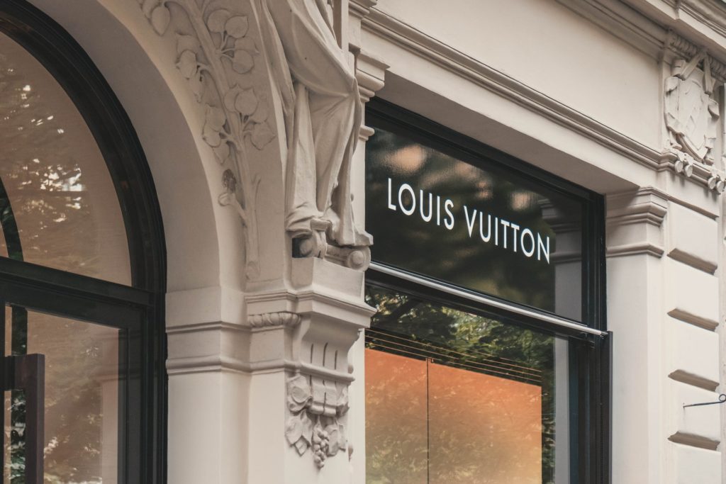 Louis Vuitton inaugure ses vitrines digitales futuristes