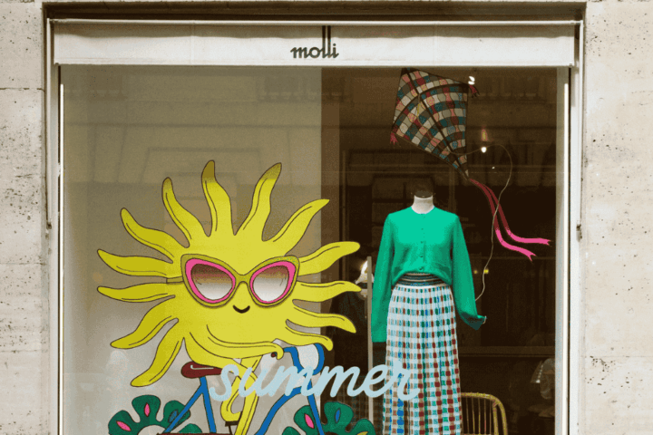 Molli retail shop window LuxusPlus scaled (1)