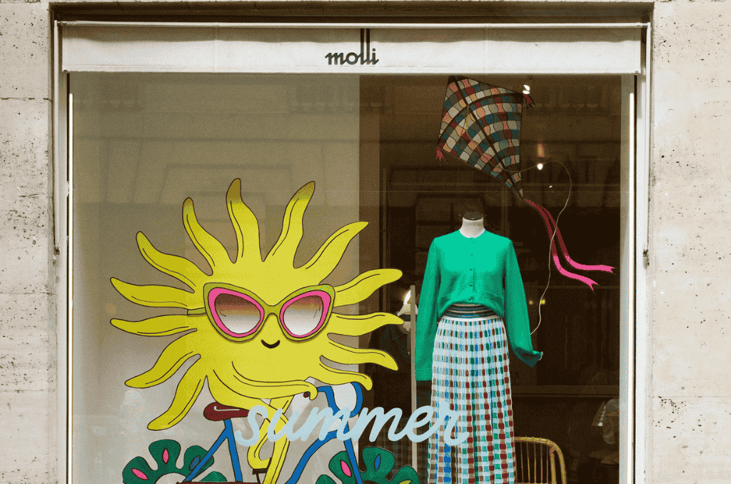 Molli retail shop window LuxusPlus scaled (1)