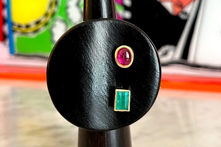 Bague (sur socle) en ébène et pierres précieuses Stefania Indelicato