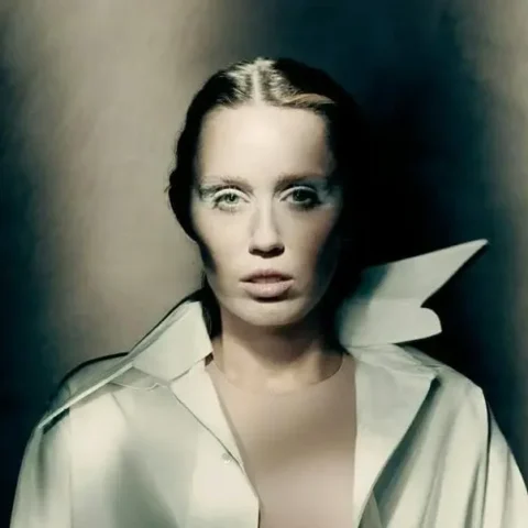 1756444429 1756388838 maison margiela miley cyrus foto paolo roversi avant premiere autunno inverno 2025 265 1 480x480