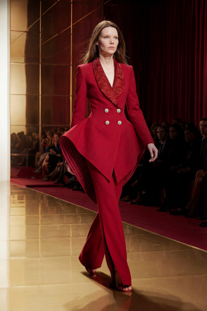 Alexis Mabille Haute Couture PE26 première silhouette Première silhouette, tirée d'une véritable amie du créateur lors du défilé Haute Couture printemps-été 2026 d'Alexis Mabille