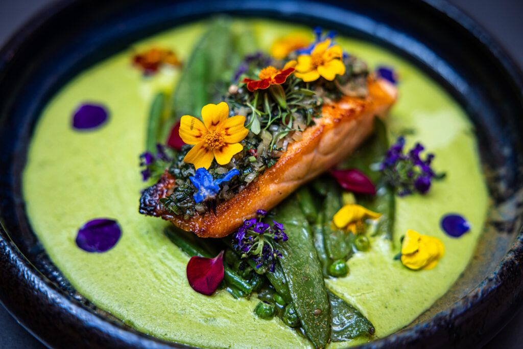 71 lvffood com 9002 11 20251023 Un des plats signature du chef Rémy Ribeaucourt © Canopy by Hilton Paris Eiffel Tower