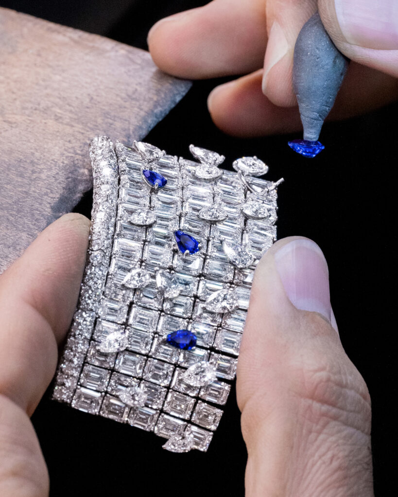 GRAFF travail sur un élément du collier saphirs et diamants