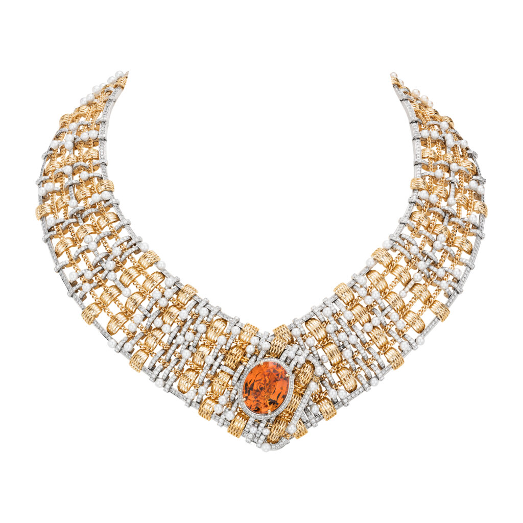 CHANEL Collier Tweed d'Or serti d'une topaze impériale de 20 40 carats