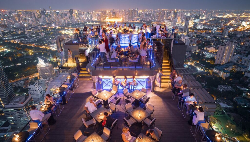 Photo à la Une : Le Moon bar au 61ème étage du Banyan Tree Hôtel. ©DR